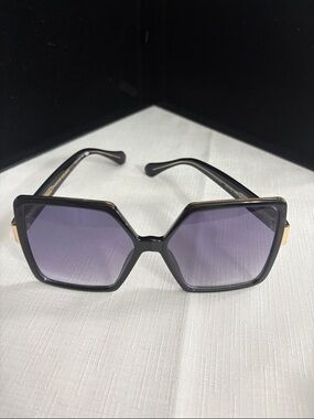 Black Oversized Geometric Sunglasses with Purple Lenses